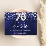 Save The Date Marine bleu argent étoiles 70e anniversaire<br><div class="desc">Une pièce moderne et élégante Save the Date pour 70e anniversaire. Un arrière - plan bleu marine décoré de faux étoiles argentées. Personnalisez et ajoutez une date et un nom. La couleur bleue est inégale. Le texte : Save the Date est écrit avec un grand script de style à la...</div>