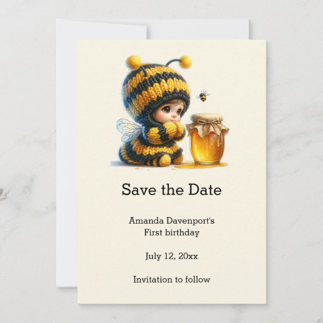 Save The Date Mignonne fille en costume d'abeille avec du miel A (Devant)