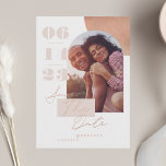 Save The Date Moderne géométrique Bold Imprimer Pink Couple Phot<br><div class="desc">Photo à imprimer en gras tendance et moderne enregistrez la conception de la carte de date. L'or rose moderne, le bleu et la palette de couleurs bronzées créent un look moderne et élégant. "Save The Date" associé à l'appariement de texte de typographie audacieuse moderne. Aménagement géométrique tendance avec cadre photo...</div>
