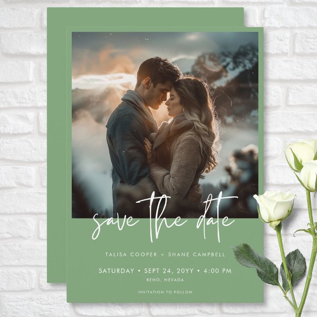 Save The Date Moins Dusty Sage Vert Mariage photo moderne (Minimal Dusty Sage Green Modern Photo Wedding Save The Date)