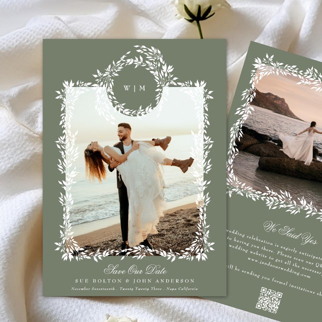 Save The Date Monogramme de couronne Sage Vert Élégant Photo enc (Créateur téléchargé)