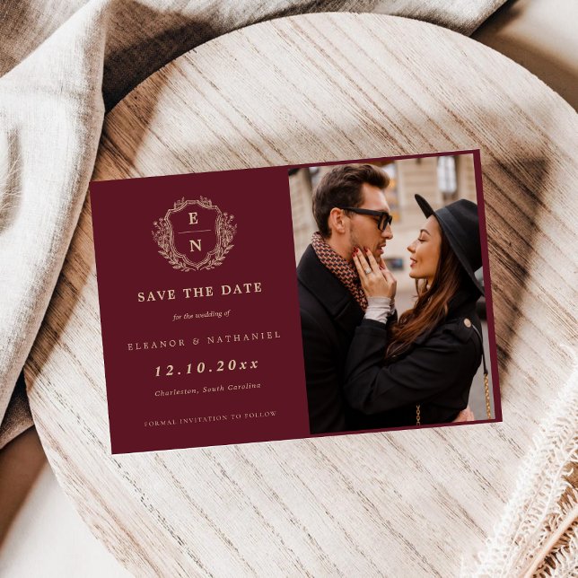 Save The Date Monogramme de la crête d'or de Champagne de Bourgo (Burgundy Champagne Gold Crest Monogram Formal Save The Date)