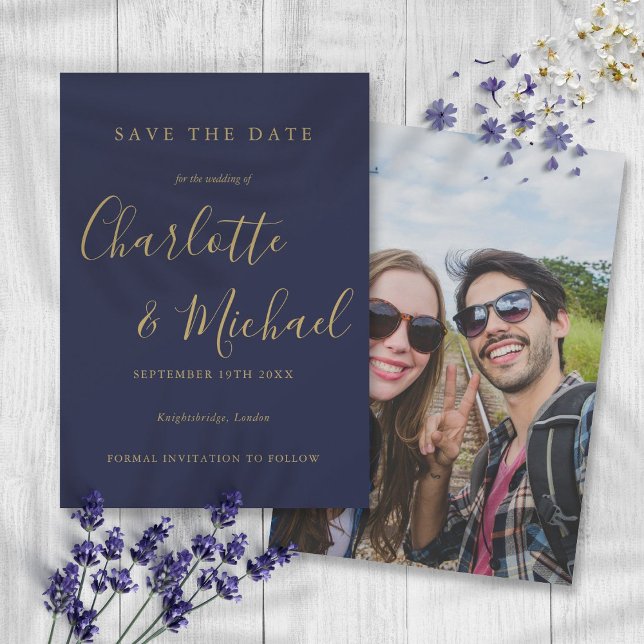 Save The Date Navy Blue et Or Élégant Signature Script Photo (Navy Blue And Gold Elegant Signature Script Photo Save The Date)