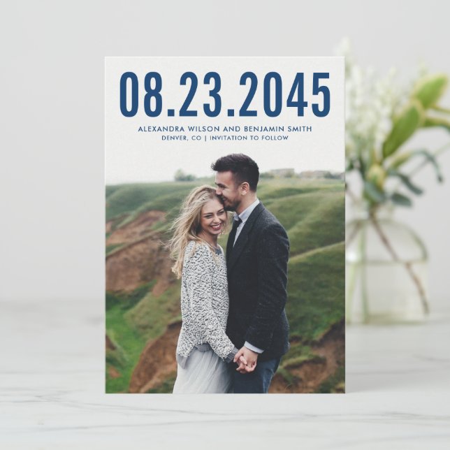 Save The Date Navy Blue Simple Typographie Photo Enregistrer la  (Debout devant)