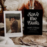 Save The Date Noir Rétro Mariage Enregistrer La Date<br><div class="desc">Rétro et élégant enregistrer la carte de date avec la police boho qui dit "enregistrer la date" en blanc sur un arrière - plan noir. Vous pouvez ajouter une photo au dos.</div>