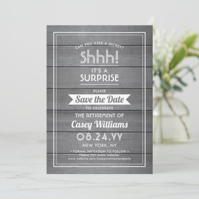 Save The Date Parti de retraite surprise Rustic Grey Faux Wood (Debout devant)