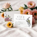 Save The Date Pensez-Nous En Vintage Alice Au Pays Des Merveille<br><div class="desc">Demandez à vos invités de marquer leur calendrier pour votre très importante date avec notre mariage vintage à la merveilleuse Alice au pays des merveilles, sauf la date. Parfait pour un mariage Alice in Wonderland. Nous avons méticuleusement restauré l'emblématique Alice in Wonderland vintage lapin blanc illustration par esquisse manuelle et...</div>