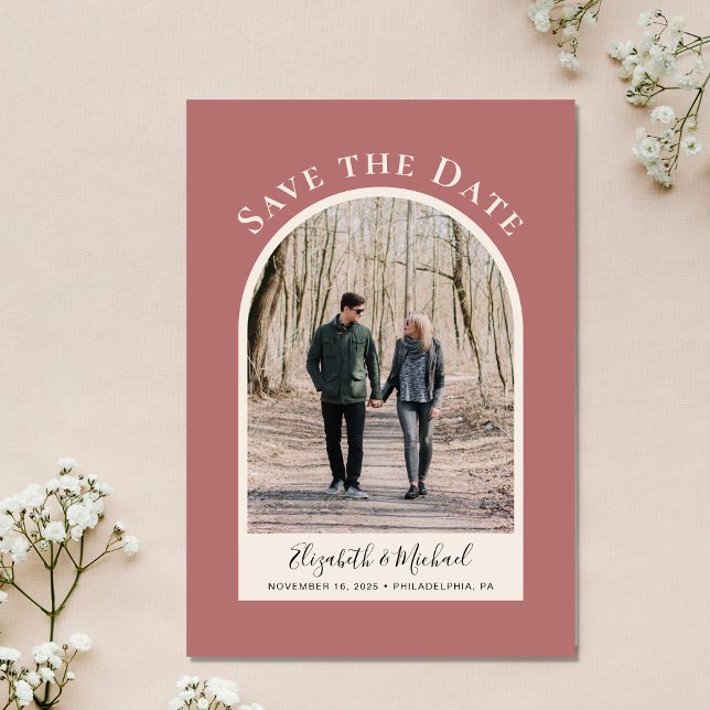 Save The Date Photo de cadre d'arche moderne (Celebrate your love story with a save the date showcasing your photo in an elegant arch frame)
