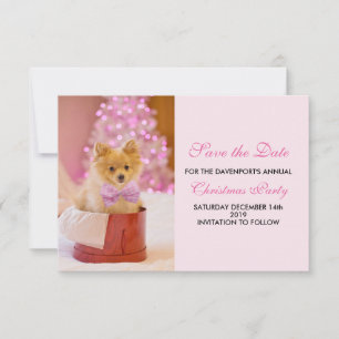 Save The Date Photo de Cute Christmas Dog avec Pink Bow & Tree