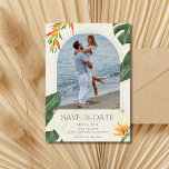 Save The Date Photo de mariage de plage tropicale<br><div class="desc">Invitation tes invités au paradis avec notre Beach Destination Wedding Save the Date! Doté d'une photo en arc ornée de fleurs tropicales vibrantes, ce design saisit magnifiquement l'essence de votre célébration romantique. Vos invités seront impatients de compter les jours jusqu'à ce qu'ils puissent se joindre à vous pour un mariage...</div>