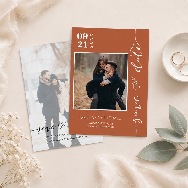 Save The Date Photo de mise en garde Terracotta (Trendy terracotta save the date featuring modern minimalist, elegant handwritten flat card)