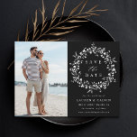 Save The Date Photo du Mariage Fleur sauvage de Black Elegant Bo<br><div class="desc">Ce mariage élégant enregistrer la carte date comporte une couronne fleur sauvage en silhouette avec votre photo et les initiales de couple sur le dos. Pour une personnalisation plus avancée de cette conception,  cliquez sur le BOUTON OUTIL DESIGN BLEU ci-dessus !</div>