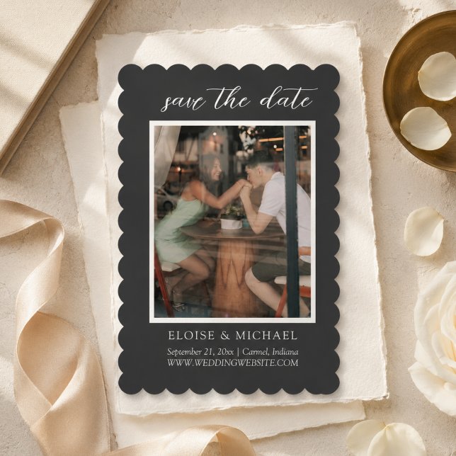 Save The Date Photo élégant au charbon à bordure ondulée (Elegant Charcoal Scalloped Photo Save The Date)