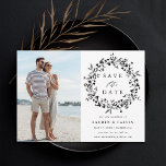 Save The Date Photo Fleur sauvage noir et blanc élégant Mariage<br><div class="desc">Ce mariage élégant enregistrer la carte date comporte une couronne fleur sauvage en silhouette avec votre photo et les initiales de couple sur le dos. Pour une personnalisation plus avancée de cette conception,  cliquez sur le BOUTON OUTIL DESIGN BLEU ci-dessus !</div>