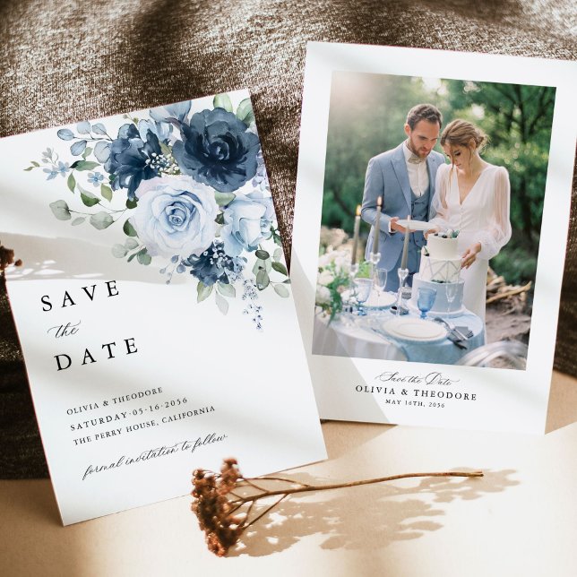 Save The Date Photo Fleurs de mariage bleu poussiéreux marine (Photo save the date card in dusty blue navy theme with elegant frame layout in warm outdoor light)