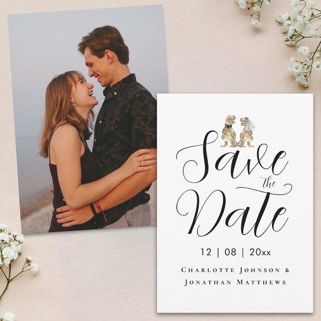 Save The Date Photo moderne Dinosaur Dinosaure Mariage à thème (Modern photo dinosaur theme wedding save the date invitation Elegant script T-Rex dino bride & groom)