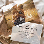Save The Date Photo moderne Enregistrer la date manuscrite<br><div class="desc">Mariage écrit à la main Enregistrer les cartes de dates qui ont une photo sur le devant et le dos. Les cartes Save the Date Fall, Automne, Hiver, Printemps ou Été contiennent une typographie manuscrite moderne avec des caractères cursifs, qui sont élégants, simples et modernes à utiliser après que vous...</div>