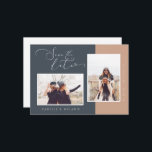 Save The Date Photo moderne, minimaliste élégante Marine & Tan T<br><div class="desc">Moderne, minimaliste et élégant 2 photos disposition enregistrer la carte de date, parfait pour annoncer votre jour de mariage. L'arrière - plan de couleur à deux tons peut être modifié pour correspondre à votre photo. "Enregistrer la date" est écrit dans une police de style script manuscrite moderne, la couleur de...</div>