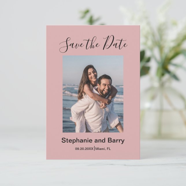 Save The Date Photo Moderne Rose Poussiéreux (Debout devant)