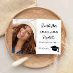 Save The Date Photo moderne simple Graduation<br><div class="desc">Une photo Enregistrez la carte de date pour un diplôme. Sur le devant : Ajoutez votre propre photo verticale du diplômé. Un arrière - plan blanc chic, du texte noir. Modèles pour un nom et une date. Le nom et le texte : Save the Date sont écrits avec un script...</div>