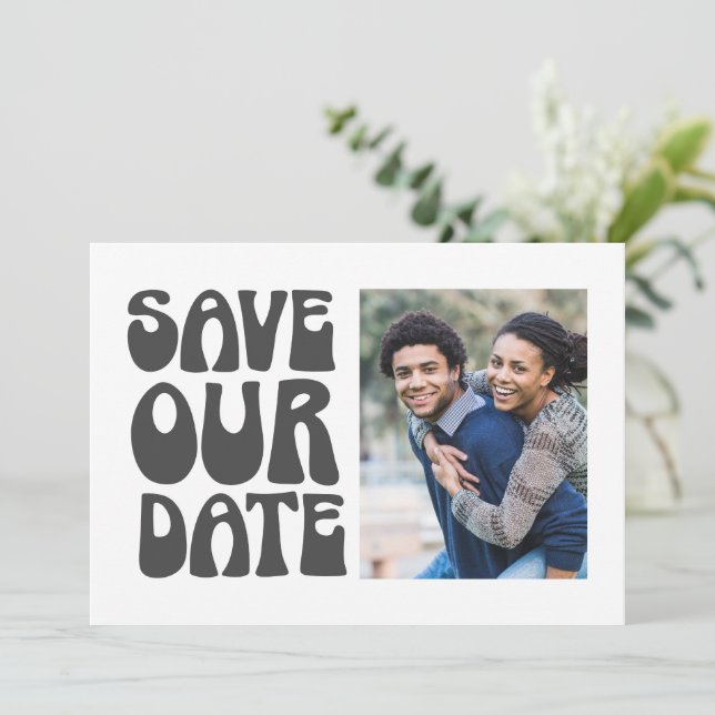 Save The Date Photo Rétro Groovy Enregistrer la Date Fun Gras (Debout devant)