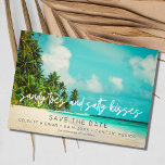 Save The Date Plage tropicale Destination Mariage Photo<br><div class="desc">Magnifique mariage de scène de plage tropicale enregistrer la date pour votre mariage de plage de destination. Belle scène de plage avec le message "Jous de sable et baisers salés" avec vos noms, date mariage et emplacement. Ajoutez votre photo fiançailles à l'arrière. Envoyez ces cartes à votre famille et à...</div>
