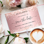 Save The Date Quinceañera rose rousse scintillant glamour<br><div class="desc">A Save the Date pour une Quinceañera, 15e anniversaire fête. Un arrière - plan à l'allure métallique rose vif décoré de poussière de parties scintillant rose en faux or. Personnalisez et ajoutez une date et un nom/âge. Le texte : Save the Date est écrit avec un grand script de style...</div>