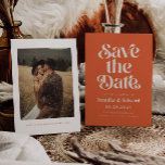 Save The Date Retro Burnt Orange Mariage Enregistrer La Date<br><div class="desc">Rétro et élégant enregistrer la carte de date avec la police boho qui dit "enregistrer la date" en couleur orange brûlée. Vous pouvez ajouter une photo au dos.</div>