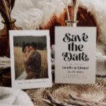 Save The Date Retro mariage blanc Enregistrer la date<br><div class="desc">Rétro et élégant enregistrer la carte de date avec la police boho qui dit "enregistrer la date" en blanc sur un arrière - plan blanc. Vous pouvez ajouter une photo au dos.</div>