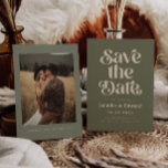 Save The Date Rétro Mariage Olive Enregistrer La Date<br><div class="desc">Rétro et élégant enregistrer la carte de date avec la police boho qui dit "enregistrer la date" en couleur vert olive. Vous pouvez ajouter une photo au dos.</div>