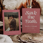 Save The Date Rétro Mariage rose Enregistrer La Date<br><div class="desc">Rétro et élégant enregistrer la carte de date avec la police boho qui dit "enregistrer la date" en couleur rose. Vous pouvez ajouter une photo au dos.</div>