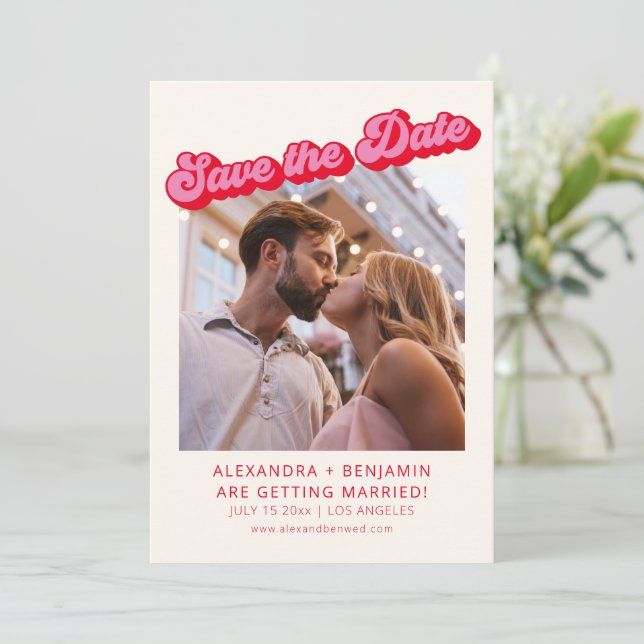 Save The Date Rétro Moderne Groovy Gras Rose Rouge 2 Photo (Debout devant)