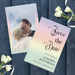 Save The Date Retro Script Rainbow LGBTQ Gay pride photo Mariage<br><div class="desc">Surprenez vos amis et votre famille avec ces invitations retro Enregistrer la date,  avec calligraphie de script rétro,  arrière - plan arc-en-ciel,  photo personnalisée & texte de votre choix. Ajoutez facilement vos propres informations en cliquant sur l'option "personnaliser".</div>