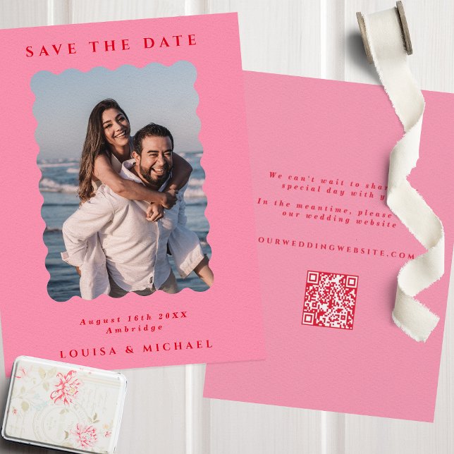 Save The Date Retro Wavy Photo & QR Code rose et Mariage rouge (Créateur téléchargé)