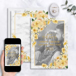 Save The Date Revêtement floral jaune et gris Enregistrer la dat<br><div class="desc">Joli et tendance, ce mariage blanc couleur gris clair floral Enregistrer la carte Date avec votre photo fiançailles préférée (avec un filtre noir et blanc appliqué, en accord avec le thème jaune et gris) derrière une superposition en vellum imitation. Des bouquets fleuris personnalisés dans les tons jaune et champagne décorent...</div>