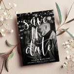 Save The Date Revêtement moderne photo noir et blanc<br><div class="desc">Un moderne enregistrer la carte de date avec "enregistrer la date" dans un nouveau script manuscrit, revêtu de blanc sur votre photo verticale ou portrait noir et blanc. Ajoutez vos noms, la date du mariage et l'emplacement sous. Les cartes retournent à un motif à contour floral blanc avec de l'espace...</div>