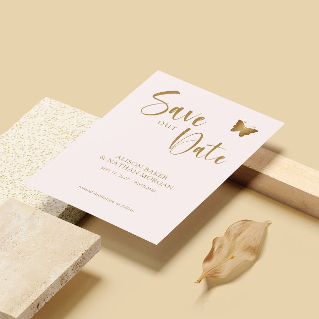 Save The Date Rose Pâle & Écriture Dorée avec Papillon Pailleté (Personalized Blush Pink & Gold Script with Glitter Butterfly Save The Date)