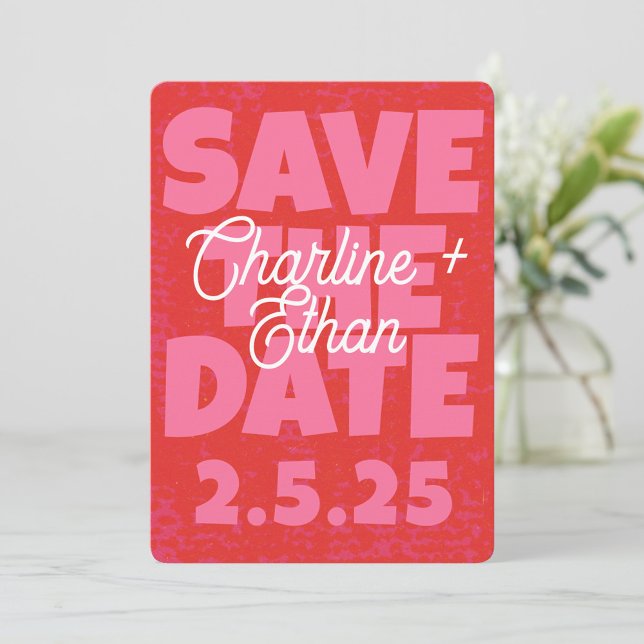 Save The Date Rouge Rose Funky Rétro Enregistrer la Date Qr code (Créateur téléchargé)