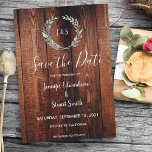 Save The Date Rustique Botanique aquarelle feuilles Enregistrer<br><div class="desc">Feuilles botaniques rustiques aquarelles sur bois de grange, faire-part de mariage pour le printemps, l'été, l'automne ou mariage d'hiver. Aquarelle à branche d'olivier verte sur carte en bois foncé. Vous pouvez facilement changer le monogramme, le texte et les noms Si vous avez besoin d'aide, n'hésitez pas à me contacter à...</div>