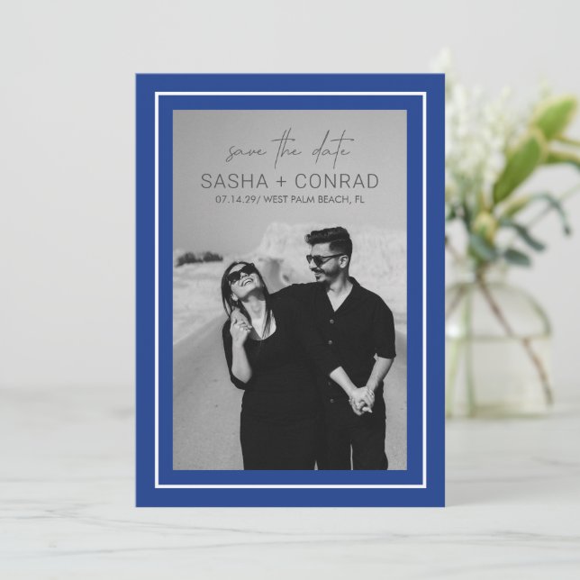 Save The Date Sapphire Blue Bold Bordure Photo Mariage moderne (Debout devant)