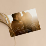 Save The Date Script de calligraphie minimaliste moderne photo c<br><div class="desc">Avec un script élégant et des polices élégantes avec un dégradé transparent sur la photo pour mettre en évidence le texte. Ajoutez des détails supplémentaires à l'arrière.</div>