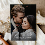 Save The Date Script de calligraphie moderne Deux photos Code QR<br><div class="desc">Calligraphie moderne Script Two Photo QR Code Save the Date présente une calligraphie audacieuse et moderne sur un faire-part de mariage photo à fond saigné.</div>