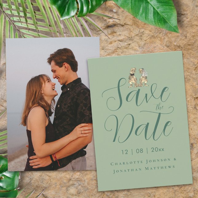 Save The Date Script élégant moderne photo Dinosaur Dinosaure Ma (Modern photo funny dinosaur bride and groom sage green destination wedding save the date)
