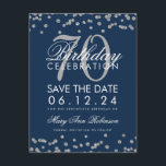 Save The Date Silver Navy Blue 70th Birthday Save Date Confetti<br><div class="desc">Elégant design "70th Birthday Party" avec Silver Faux Parties scintillant Confetti Marine Blue et nom personnalisé et détails texte. Facile à utiliser et facile à personnaliser. Commandez aujourd'hui !</div>