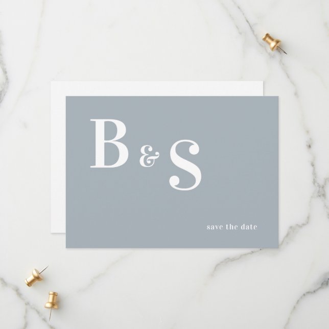 Save The Date Simple moderne Dusty Blue Monogramme QR Enregistre (Devant/Arrière en situation)