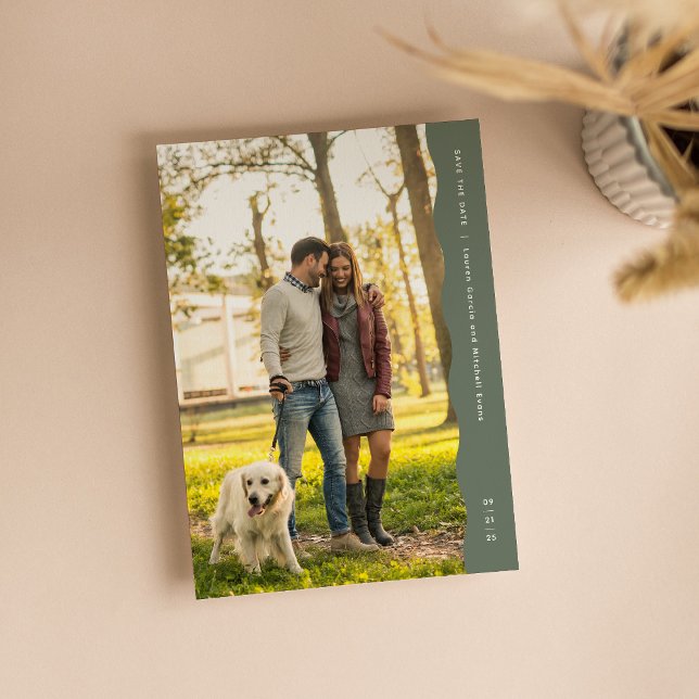 Save The Date Simple photo moderne avec bord ondulé vert sauge (Créateur téléchargé)