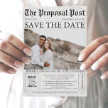 Save The Date Style de journal amusant Enregistrer la date Photo<br><div class="desc">Nouvelles supplémentaires ! Style journal drôle et unique enregistrer la date carte photo.</div>