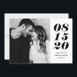 Save The Date Style moderne noir et blanc audacieux Date Typogra<br><div class="desc">Noir et blanc moderne Téméraire Date Typographie Photo Enregistrer la date | Un personnalisable enregistrer la carte à plat date avec la typographie audacieuse et le motif rayures. Cette photo design enregistrer la carte date est parfaite pour tout thème mariage et toute saison. Vous pouvez customiser la carte en changeant...</div>