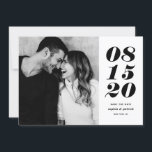 Save The Date Style moderne noir et blanc audacieux Date Typogra<br><div class="desc">Noir et blanc moderne Téméraire Date Typographie Photo Enregistrer la date | Un personnalisable enregistrer la carte à plat date avec la typographie audacieuse et le motif rayures. Cette photo design enregistrer la carte date est parfaite pour tout thème mariage et toute saison. Vous pouvez customiser la carte en changeant...</div>