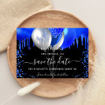 Save The Date Sweet 16 ballons noirs bleu royal<br><div class="desc">Un arrière - plan noir décoré de gouttes bleues royales,  confettis et ballons. Personnalisez et ajoutez une date et un nom/âge. Le texte : Save the Date est écrit avec un grand script de style à la main tendance.</div>